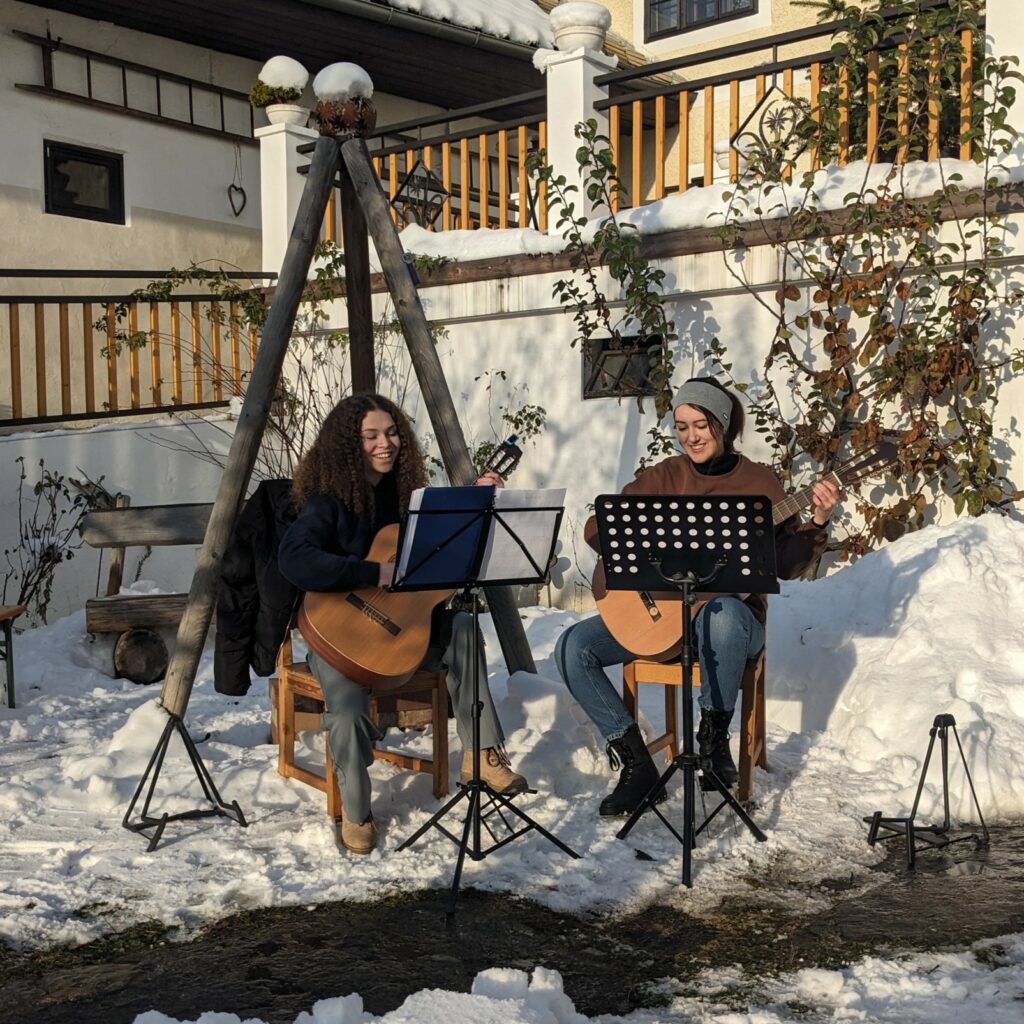 Lena Stögmüller, Hannah Höllmüller, spielen Gitarre